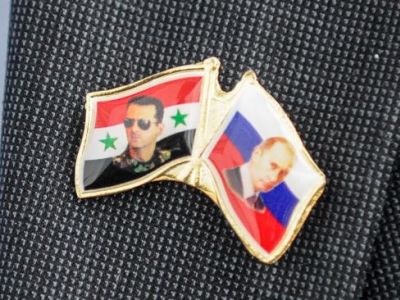 Бейдж с портретами Асада и Путина. Фото: ТАСС
