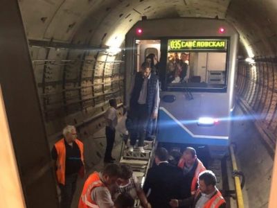 Эвакуация пассажиров после остановки составов на Солнцевской линии, 21.5.19. Фото: twitter.com/MetroOperativno