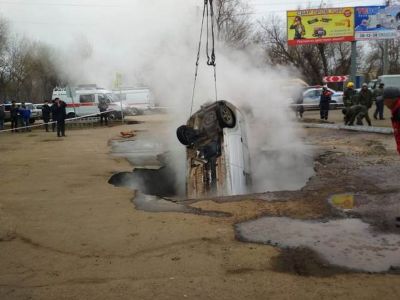 Сотрудники МЧС вытаскивают автомобиль из ямы с кипятком в Пензе. Фото: МЧС по Пензенской области