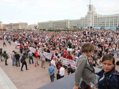 Протестующие у Дома правительства в Минске. Фото: Наша Нива