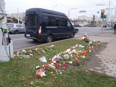 Автобус с ОМОНом у народного мемориала Тарайковского, Минск, 15.11.2020. Фото: Б.Пастернак / www.facebook.com/profile.php?id=100049490070200