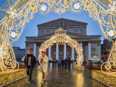 Прохожие у Большого театра в Москве в преддверии Нового года. Фото: globallookpress.com