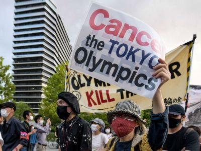 Демонстрация противников Олимпиады в Японии. Фото: vox.com