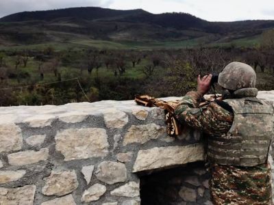 Армянский солдат разглядывает азербайджанские позиции. Фото: Александр Черных / Коммерсант