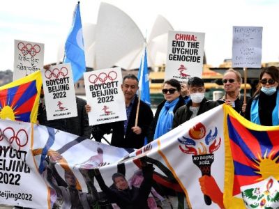 Демонстранты с флагами Тибета и Уйгуристана, Сидней, 23.06.21. Фото: Getty images