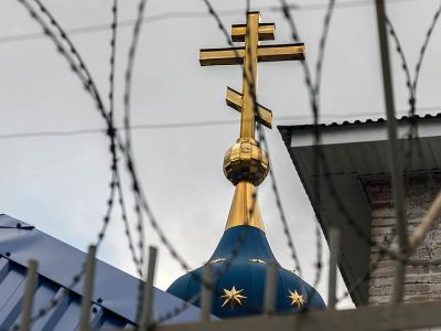 Купол православной церкви за колючей проволокой. Фото: Артем Дергунов / Коммерсант