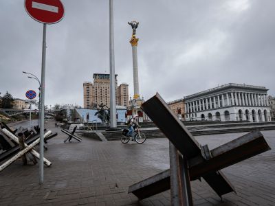 Противотанковые ежи в центре Киева. Фото: Zurab Kurtsikidze / EPA