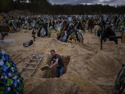 Могильщик Александр копает могилу на кладбище в Ирпене — в пригороде Киева, среда, 27 апреля 2022 года. Фото: Emilio Morenatti / AP Photo