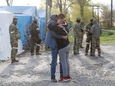 Сотрудник "Азовстали", эвакуированный из Мариуполя, встретился с сыном. Подросток уехал из города раньше, с родственниками. Фото: Alexander Ermochenko / Reuters