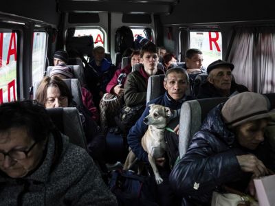 Люди сидят в автобусе во время эвакуации. Фото: Evgeniy Maloletka / AP Photo