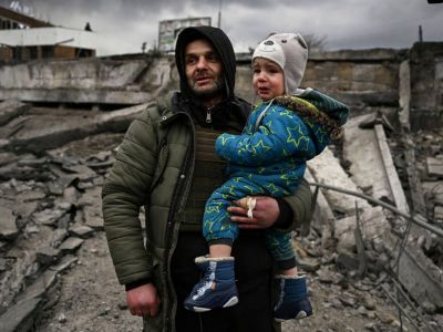 Мирные жители на развалинах домов. Фото: Ilta-Sanomat