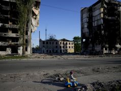 Мальчик играет перед разрушенными обстрелами домами в Бородянке, Украина, 24 мая 2022 года. Фото: Natacha Pisarenko / AP