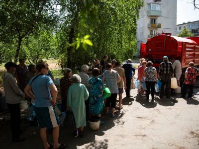 Жители оккупированного города Рубежного в очереди за водой. Фото: Александр Река / ТАСС