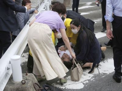 Бывший премьер-министр Японии Синдзо Абэ лежит на земле после стрельбы во время предвыборной кампании по выборам в верхнюю палату 10 июля 2022 года в Наре. Фото: Reuters