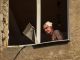 Раненый местный житель Владимир, 66 лет, выглядывает в око своей квартиры в доме, разрушенном в результате военного удара в Крамоторске, Украина, 7 июля. Gleb Garanich/ REUTERS