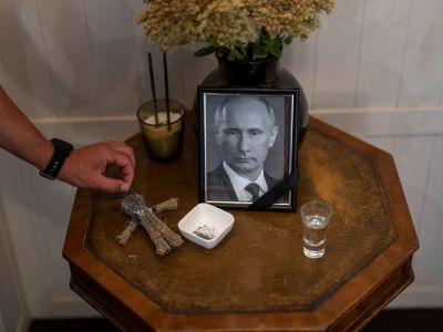 Инсталляция с портретом Владимира Путина у входа в один из ресторанов в Киеве Фото: Emilio Morenatti / AP / Scanpix / LETA