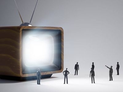 Телевизор и люди. Иллюстрация: logincasino.com
