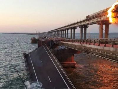 Последствия обрушения пролетов Крымского моста после подрыва автомобиля. Фото: ТАСС