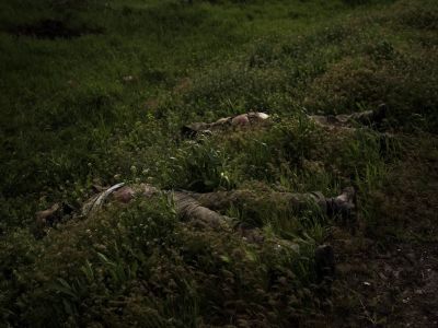 Тела российских солдат на обочине дороги в селе Ольховка под Харьковом. Фото: Felipe Dana / AP