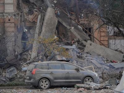 Пожарный работает на месте разрушенного в результате удара российского беспилотника жилого дома в Киеве, 17 октября. Фото: Roman Petushkov / Reuters