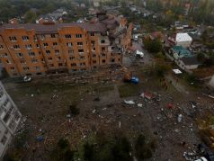 Вид на жилой дом, сильно пострадавший от российской ракетной атаки в Николаеве, 23 октября 2022 год. Фото: Valentyn Ogirenko / REUTERS