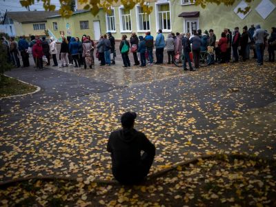 Очередь в одну из школ Николаева, где жителям раздают хлеб. Фото: Emilio Morenatti / AP