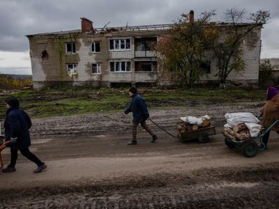 Женщины везут дрова в селе Шандриголово в Краматорском районе Донецкой области. Фото: Dimitar Dilkoff / AFP