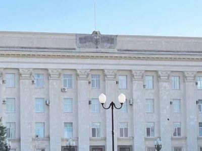 Администрация Херсона без флага РФ. Фото: t.me/spb_gde