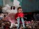 Девочка сидит в импровизированном бомбоубежище в Мариуполе, Украина, 7 марта 2022 года. Фото: Евгений Малолетка / AP Photo