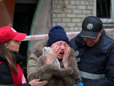 Плачущая женщина на месте ночного обстрела в Николаеве. Фото: Efrem Lukatsky / AP