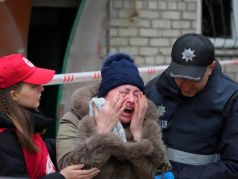 Плачущая женщина на месте ночного обстрела в Николаеве. Фото: Efrem Lukatsky / AP