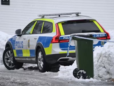 Полицейская машина в пригороде Стокгольма, где спецслужба Швеции задержала двух жителей страны по подозрению в шпионаже. Фото: Jimmy Wixom / Aftonbladet