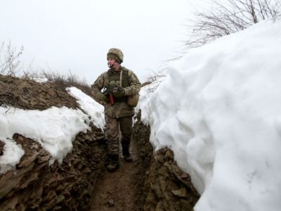 Военный в окопе. Фото: украинская правда Европейская правда