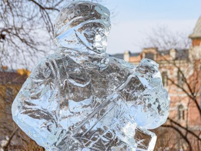 Ледяной солдат с отломанным стволом автомата. Фото: Чита.Ru