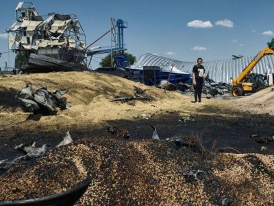 Уничтоженный ракетой ангар с зерном. Фото: УНИАН