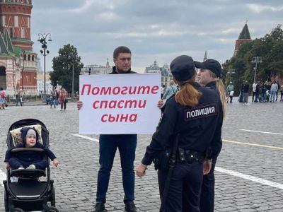 Дмитрий Бахтин с плакатом "Помогите спасти сына". Фото: Мск1.Ru