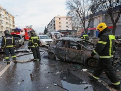 Сотрудники МЧС потушили автомобили, загоревшиеся ранее вследствие удара по центру Белгорода (30.12.2023). Фото: Антон Вергун / РИА Новости