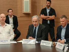 Премьер-министр Биньямин Нетаньяху (в центре) выступает в комитете Кнессета по иностранным делам и обороне, 3 июня 2024 г. Фото: Maayan Toaf / GPO