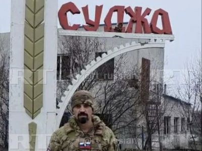 Российский военный на фоне знака "Суджа'