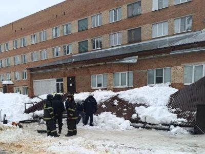 Обрушение козырька со снегом. Фото: МЧС Обрушение козырька со снегом. Фото: МЧС